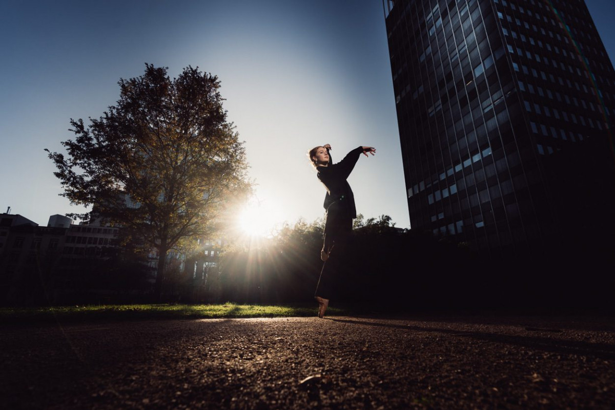 Mirjam Motzke tanzt in der Abendsonne vor dem Frankfurter Operntum