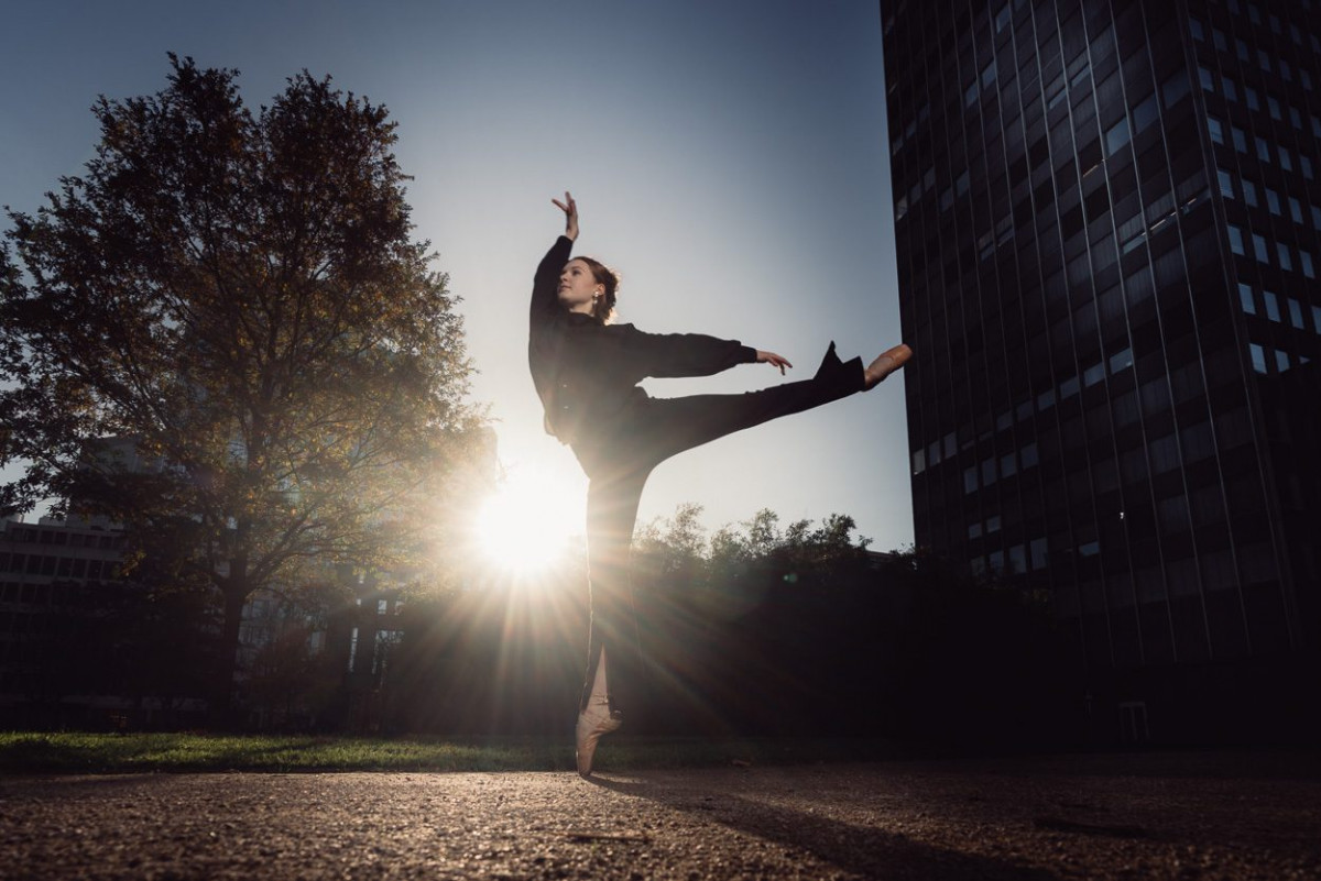 Mirjam Motzke tanzt im Park vor dem Frankfurter Opernturm