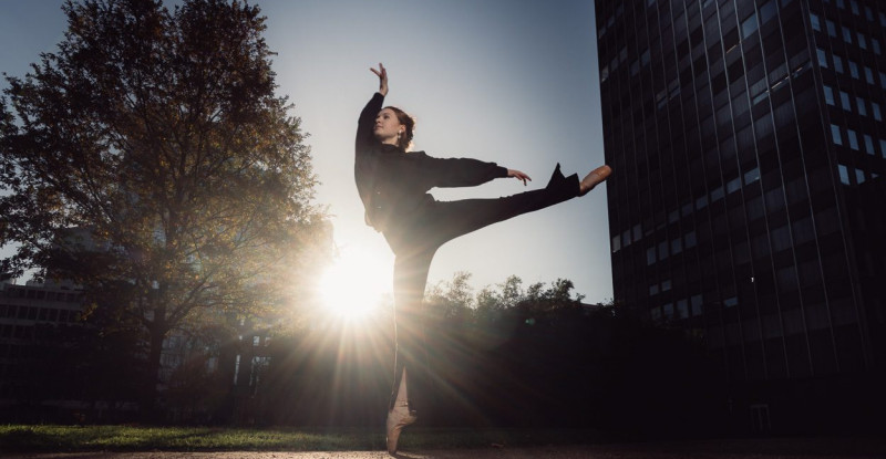 Mirjam Motzke tanzt im Park vor dem Frankfurter Opernturm