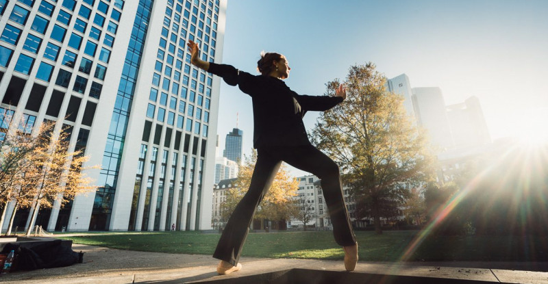 Tänzerin Mirjam Motzke tanzt vor dem Frankfurter Opernturm