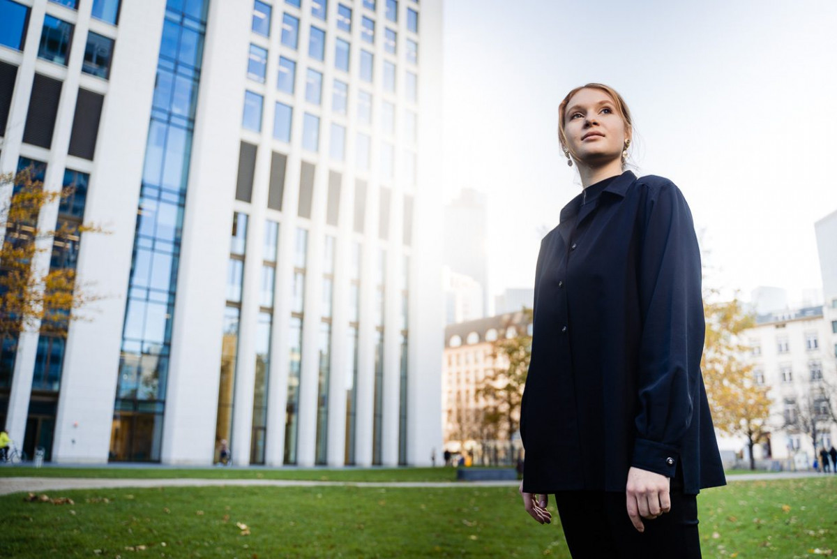 Tänzerin Mirjam Motzke in einem Park am Frankfurter Opernturm