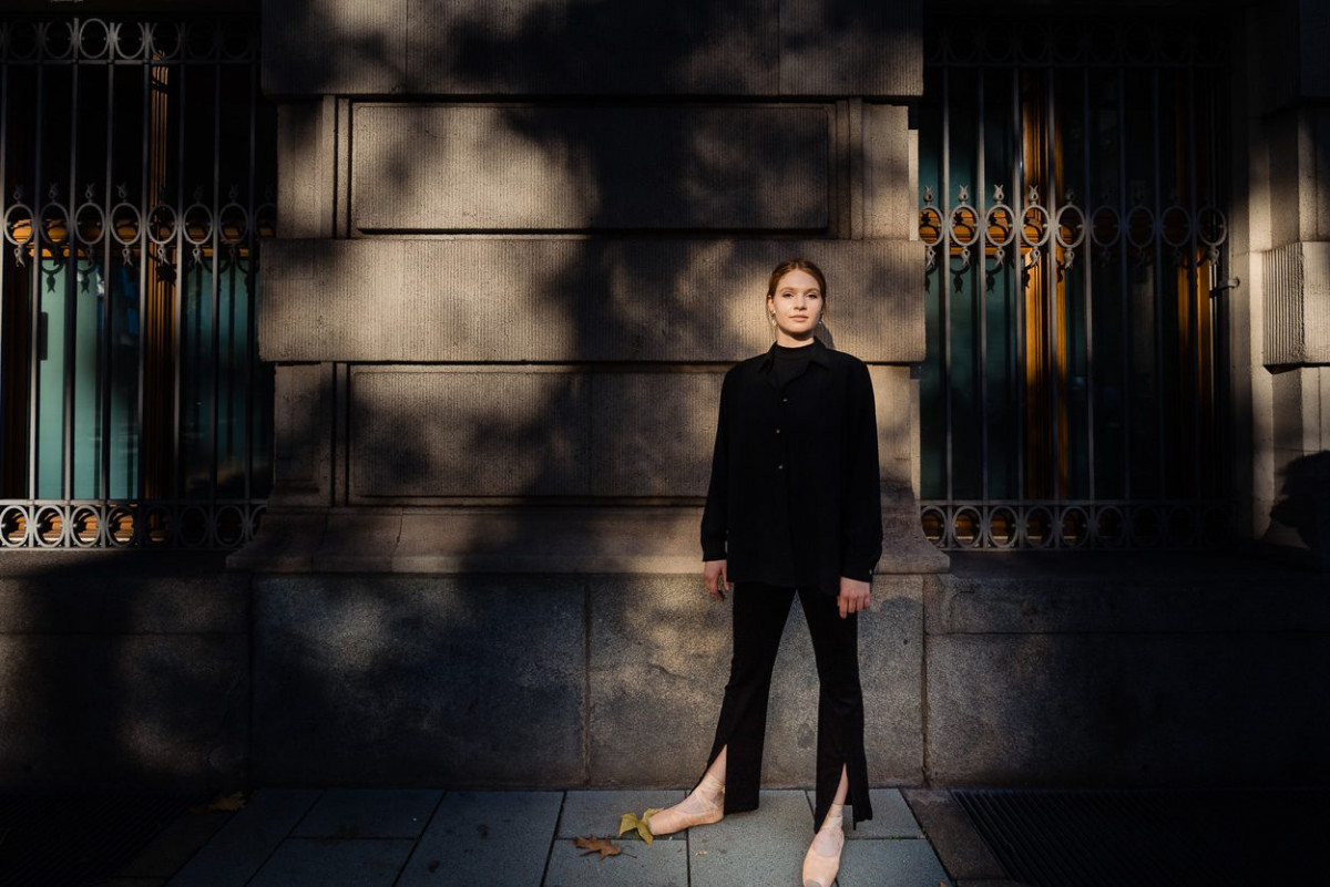 Tänzerin Mirjam Motzke steht in Balettschuhen vor einer Häuserwand.