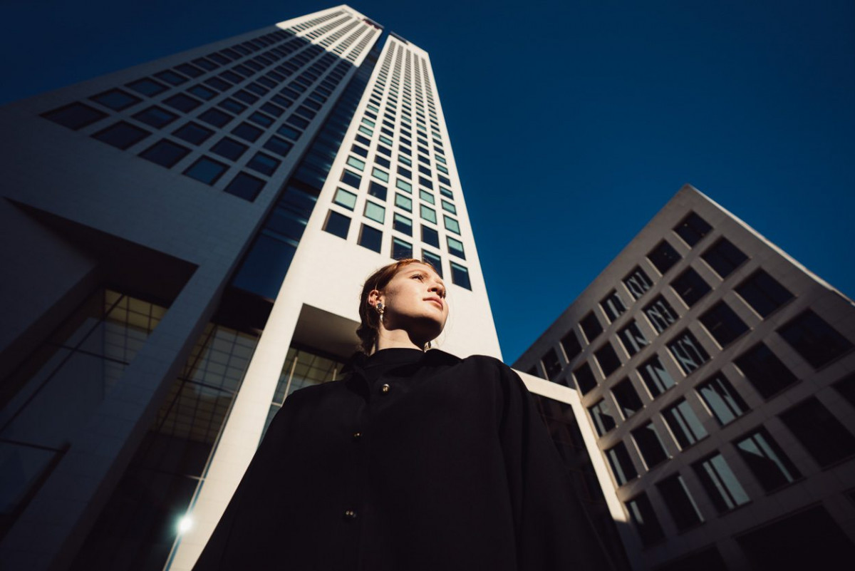 Tänzerin Mirjam Motzke steht vor dem Frankfurter Opernturm.