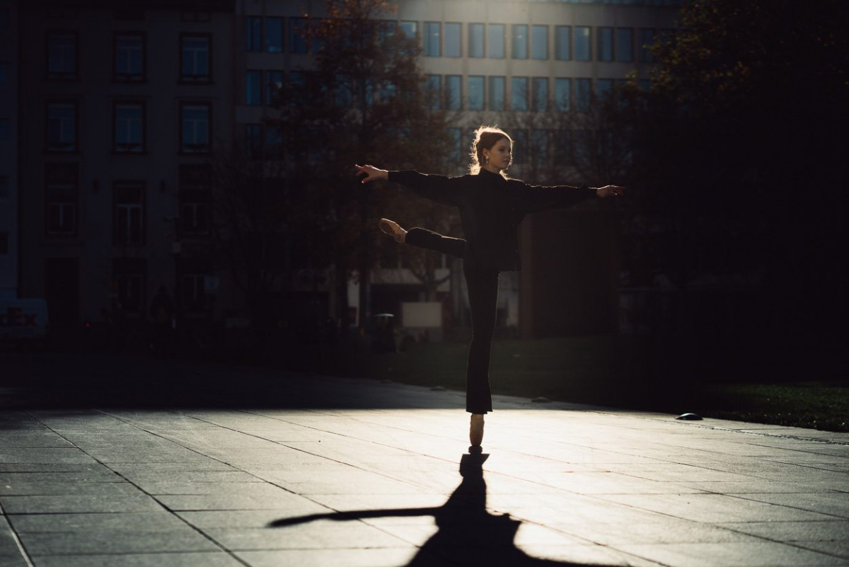 Tänzerin Mirjam Motzke tanzt Balett auf dem Frankfurter Opernplatz.