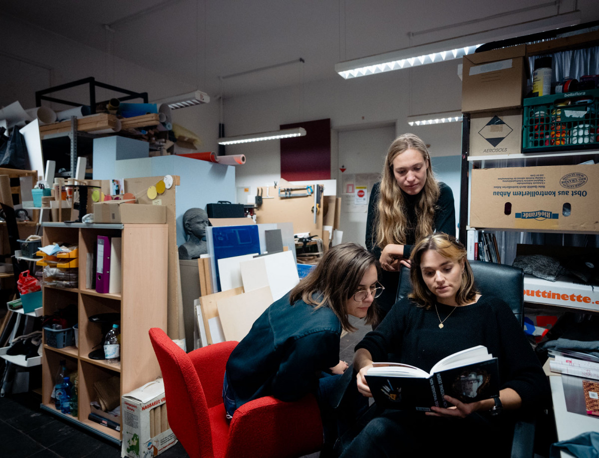 Olinga, Annika und Sabine studieren Produktdesign im 13. Semester an der Kunsthochschule Kassel.