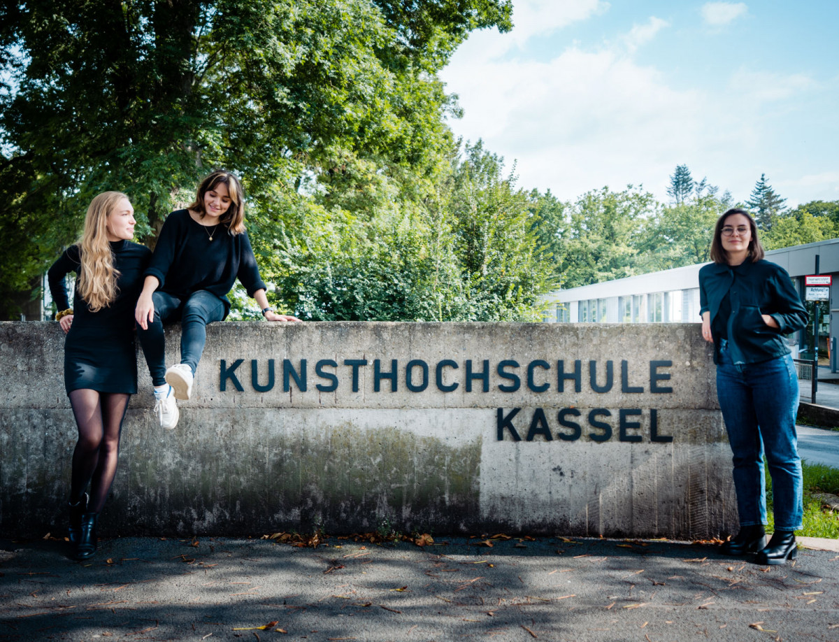 An der Kunsthochschule Kassel studieren rund 1.000 Studierende in den Studiengängen Bildende Kunst, Visuelle Kommunikation, Produktdesign, Kunstpädagogik und Kunstwissenschaft.