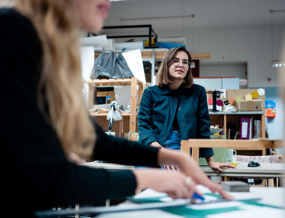 Annika und Sabine sind im Arbeitsram an der Kunsthochschule Kassel.