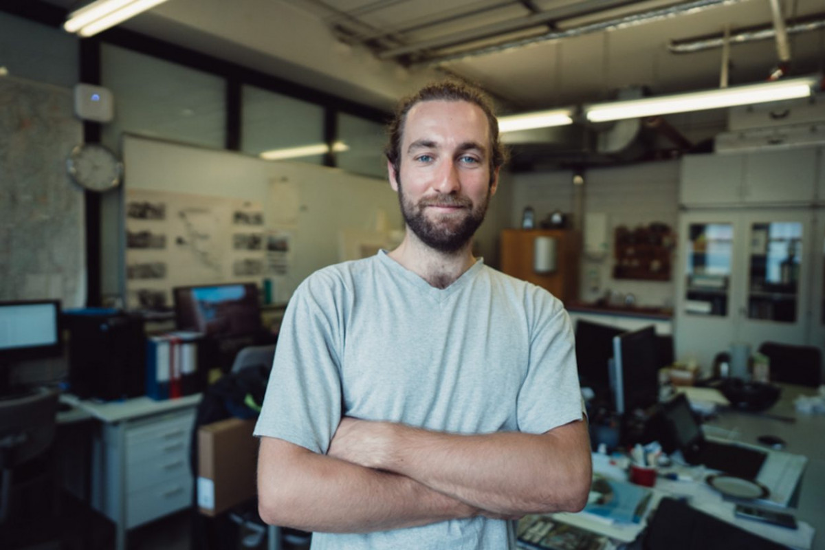 Der wissenschaftliche Mitarbeiter Manuel Perschke im Labor.