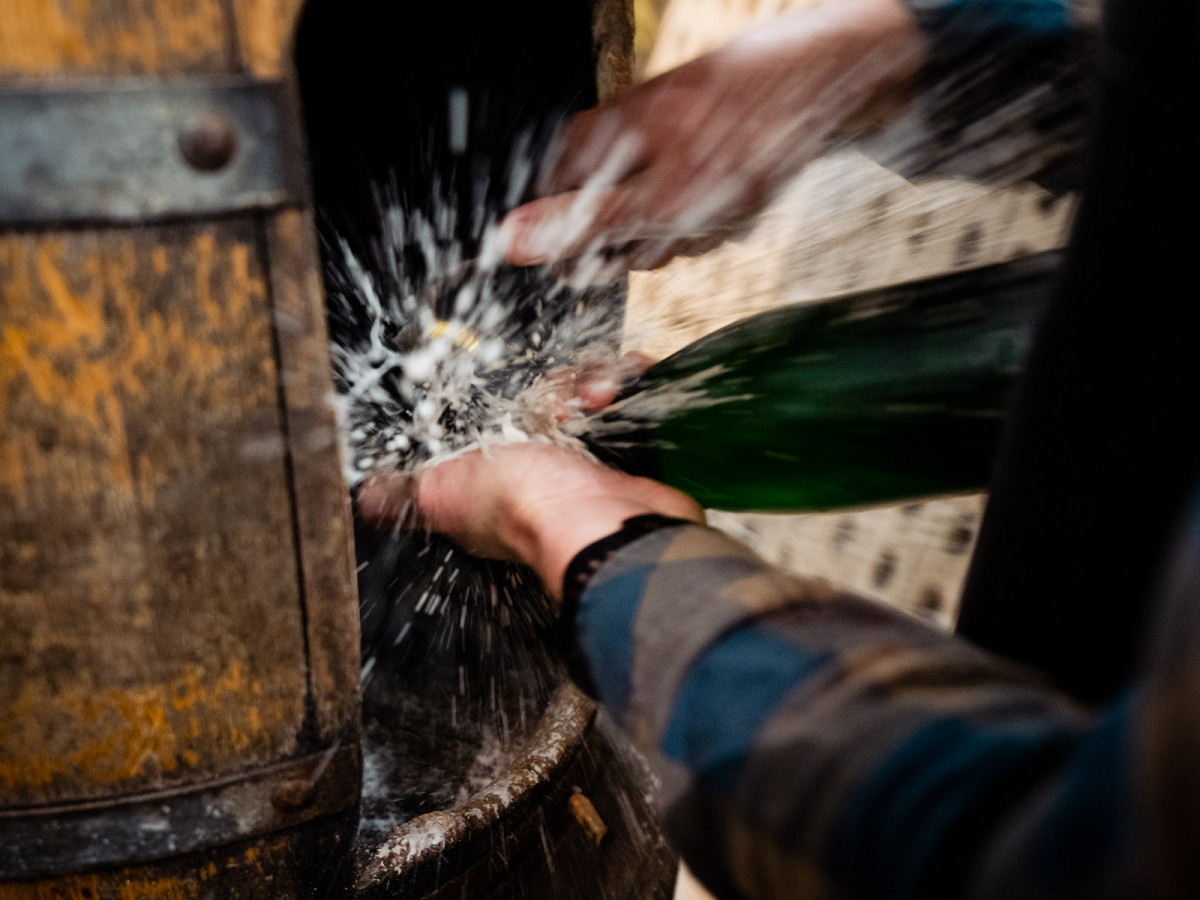 Dr. Matthias Schmitt von der Hochschule Geisenheim University öffnet eine Flasche.