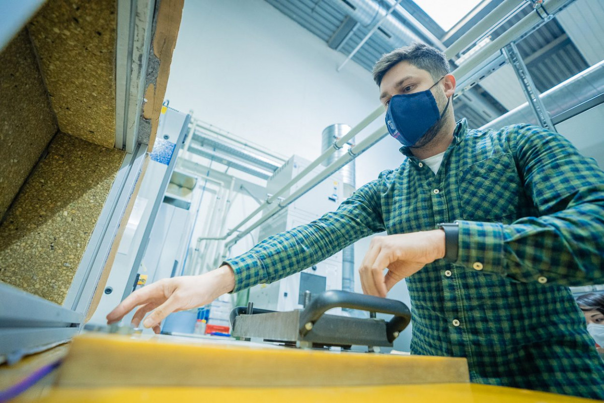 Eugen Schumacher bei der Arbeit am Institut für Produktionstechnik und Logistik der Universität Kassel