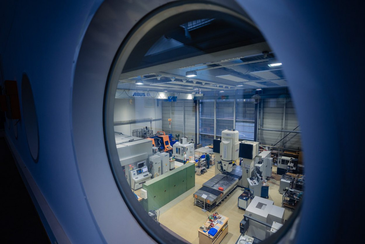 Blick auf die Fertigungshalle am Institut für Produktionstechnik und Logistik der Universität Kassel