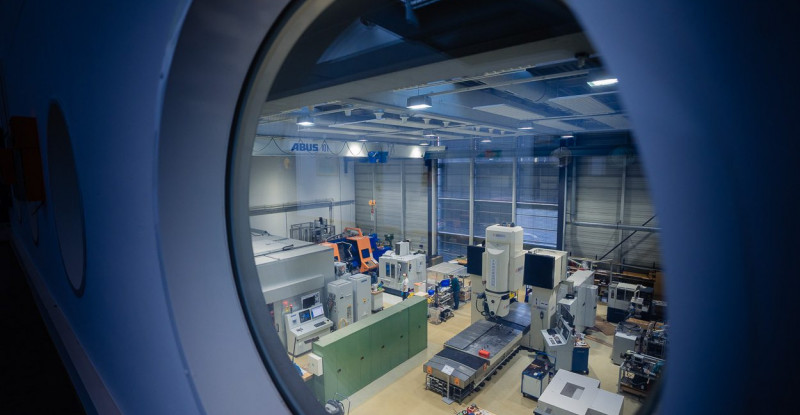 Blick auf die Fertigungshalle am Institut für Produktionstechnik und Logistik der Universität Kassel