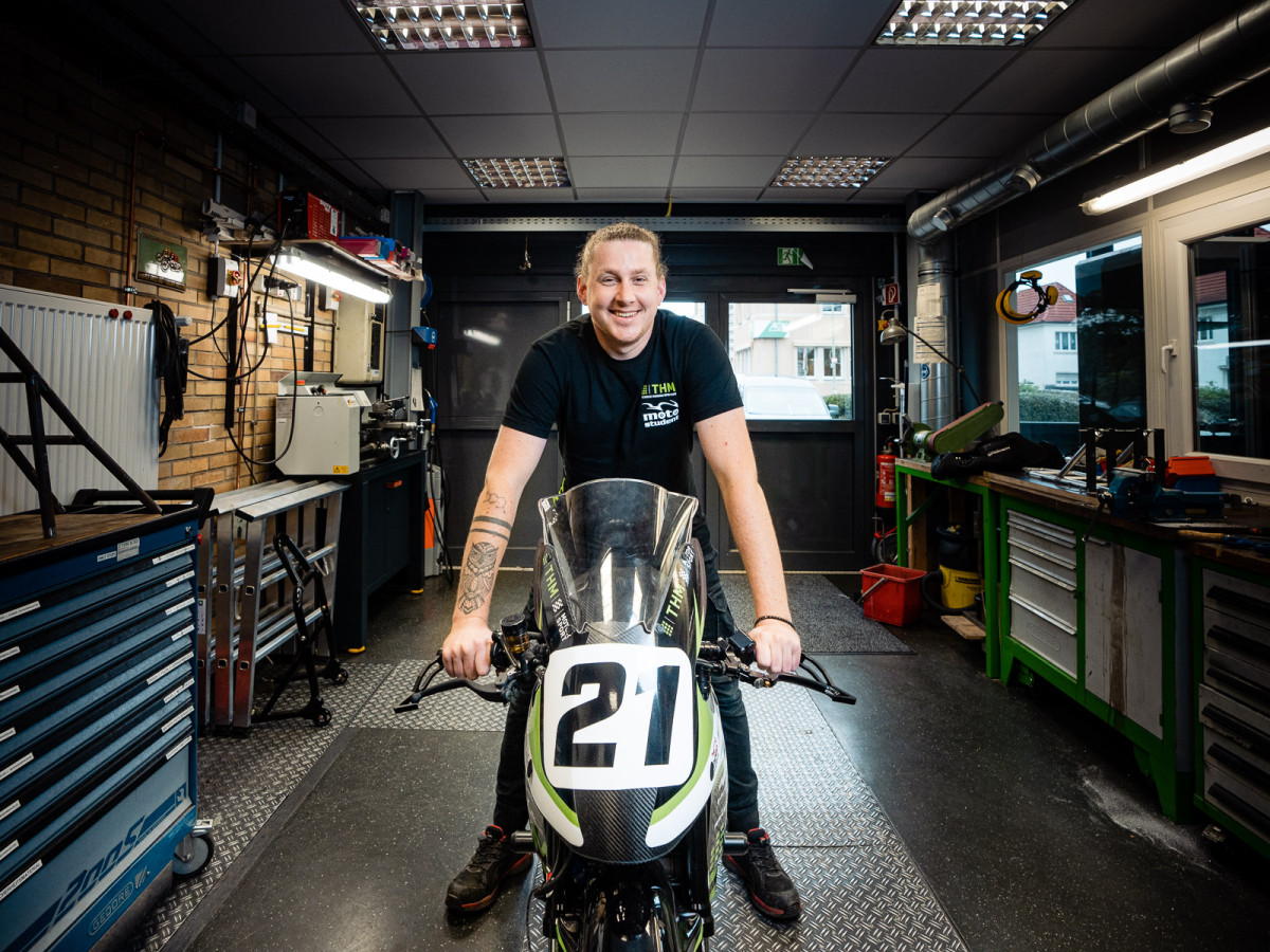 Der 26-jährige Bachelor-Student Max Seibert arbeitet an einem Projekt namens Moto-Student. Hier konzipieren und bauen die Studierenden ein Motorrad, mit dem sie dann Rennen gegen andere Hochschulen fahren.