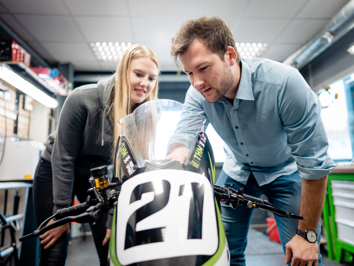 Frederik Weiß und Luisa Hickel studieren Maschinenbau an der Technischen Hochschule Mittelhessen.