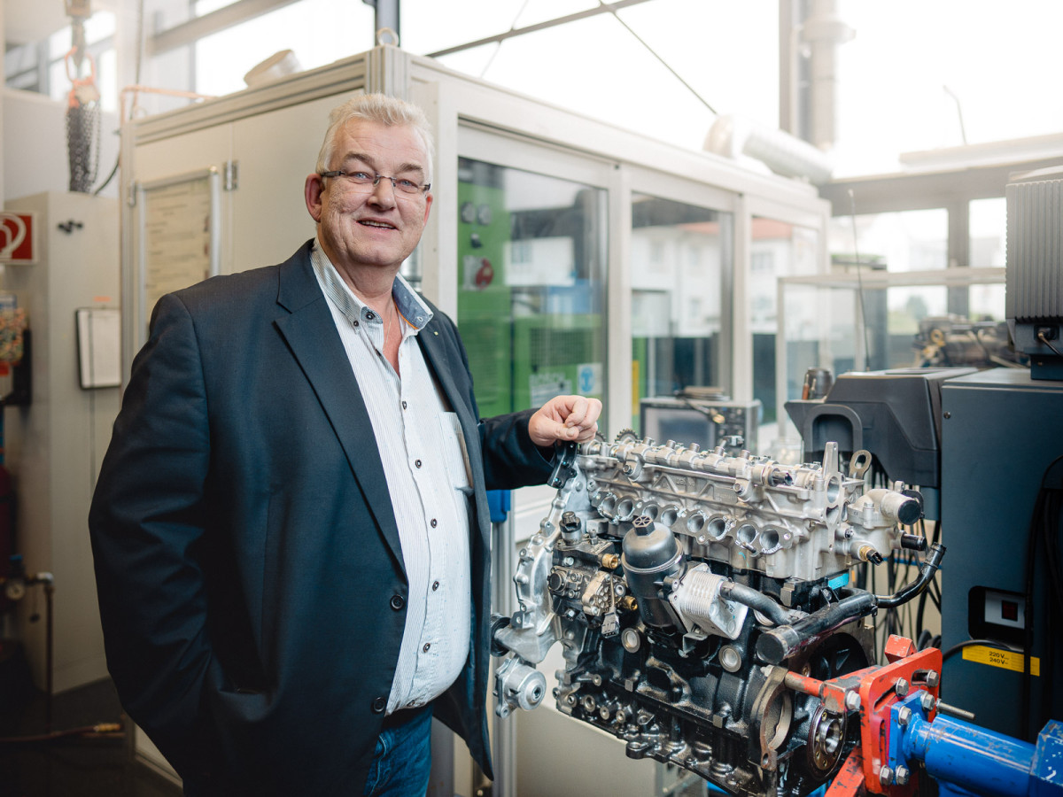 Prof. Claus Breuer lehrt im Fachbereich Maschinenbau, Mechatronik und Materialtechnologie und ist Fachmann für Verbrennungskraftmaschinen und Automobiltechnik.