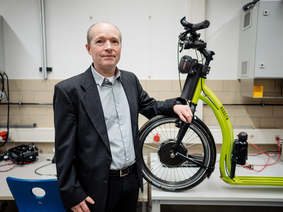 Dekan Professor Martin Sting von der THM forscht auch an der Weiterentwicklung von E-Bikes.