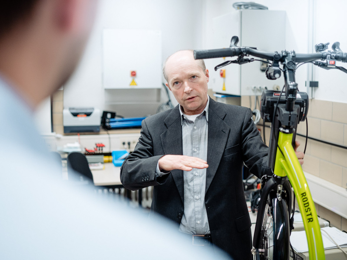 Dekan Professor Martin Sting von der THM forscht auch an der Weiterentwicklung von E-Bikes.