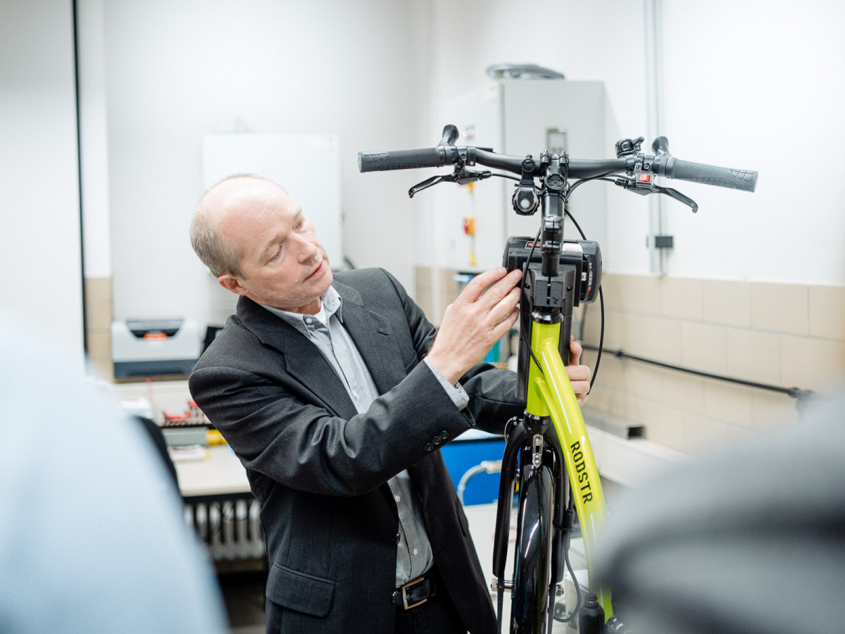 Dekan Professor Martin Sting von der THM forscht auch an der Weiterentwicklung von E-Bikes.