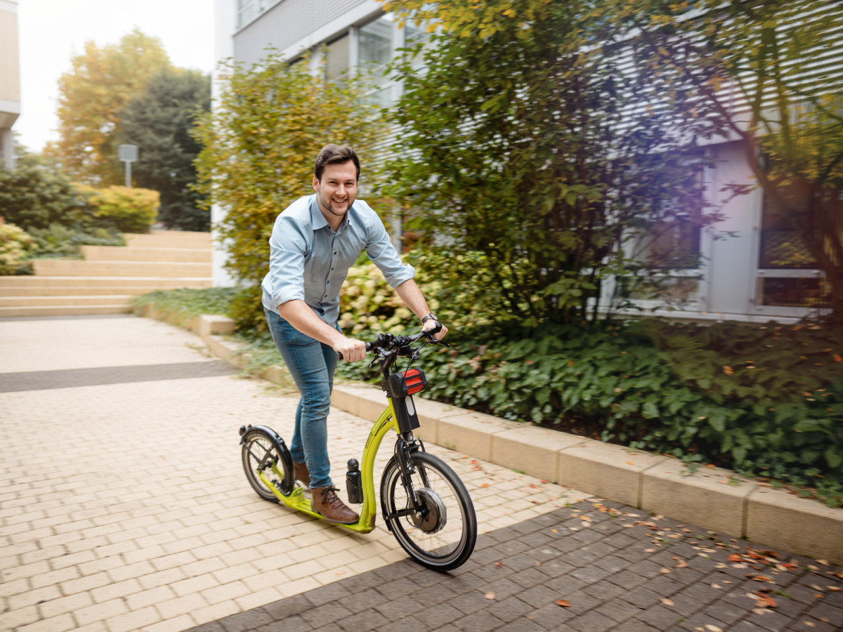 Der 26-jährige Masterstudent Frederik Weiß von der THM fährt einen Elektroroller.