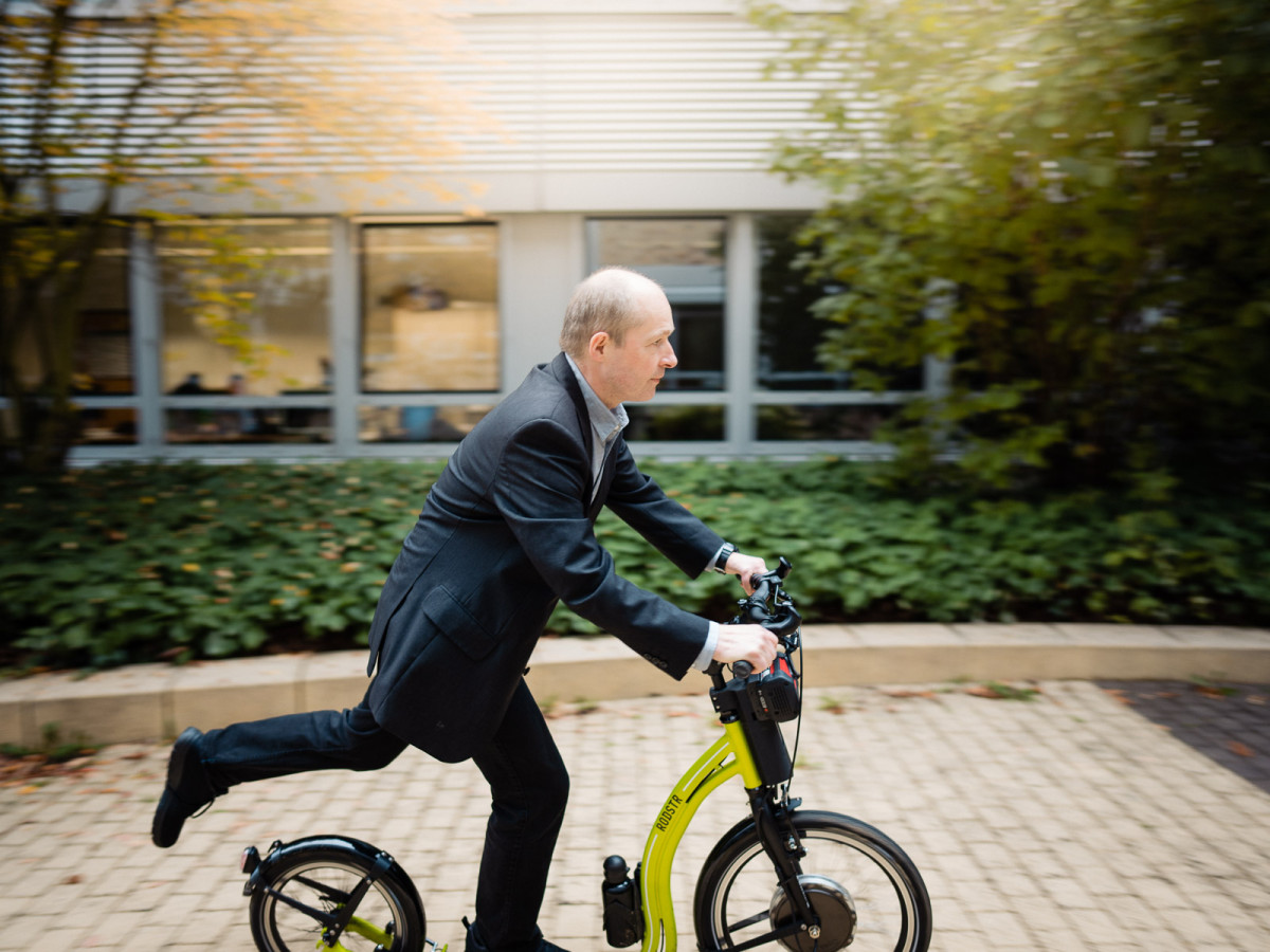 Dekan Professor Martin Sting von der THM fährt mit einem Elektroroller.