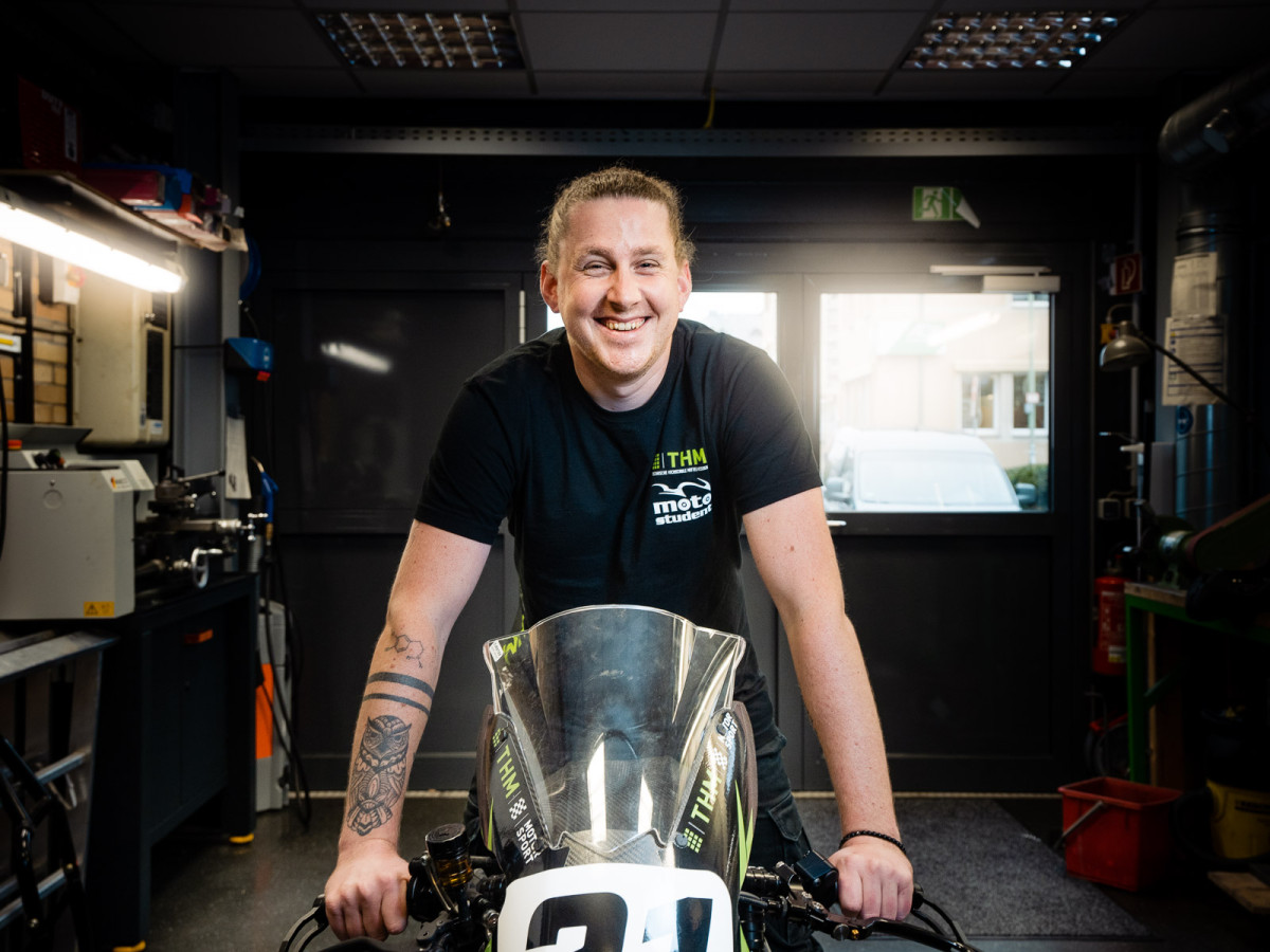 Der 26-jährige Bachelor-Student Max Seibert arbeitet an einem Projekt namens Moto-Student. Hier konzipieren und bauen die Studierenden ein Motorrad, mit dem sie dann Rennen gegen andere Hochschulen fahren.
