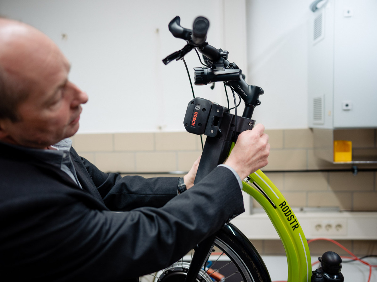 Dekan Professor Martin Sting von der THM forscht auch an der Weiterentwicklung von E-Bikes.