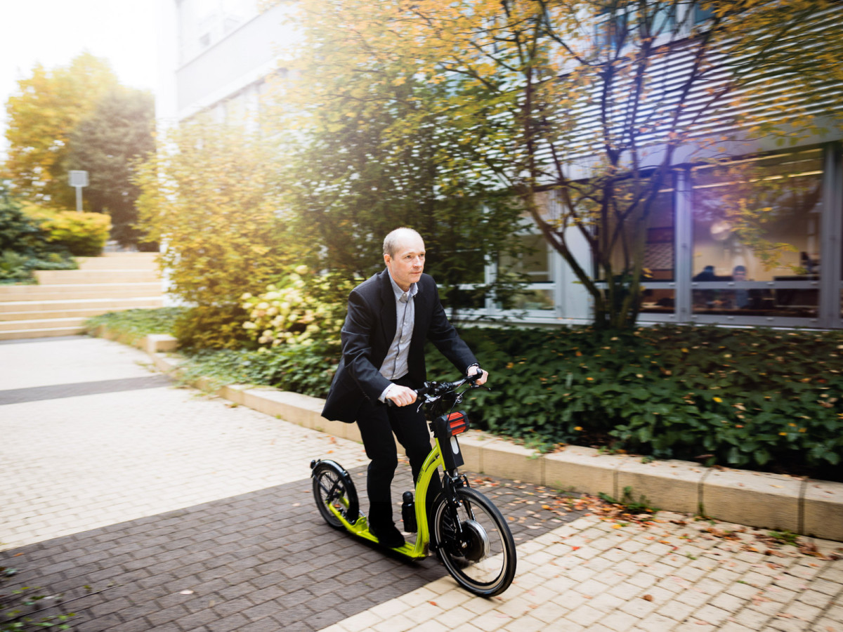 Dekan Professor Martin Sting von der THM fährt mit einem Elektroroller.