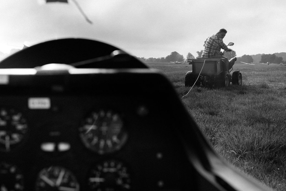 Innenaufnahme vom Cockpit eines Segelflugzeugs, das von einem Mann in einem Quad gezogen wird