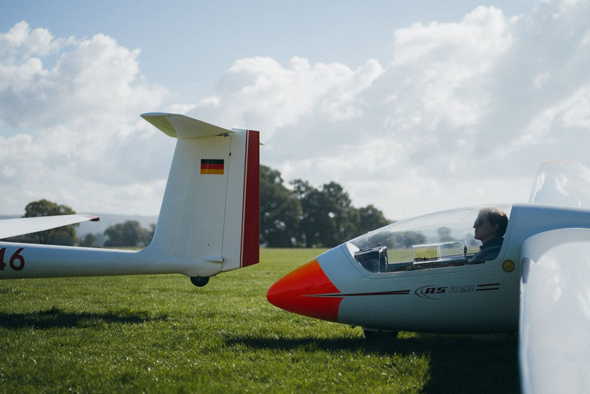 Ein junger Mann sitzt in einem stehenden Segelflugzeug