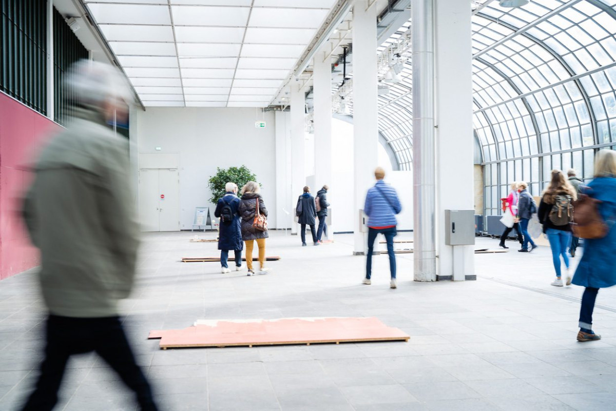 Besucher bei der Ausstellung Moving Plants im Frankfurter Palmengarten.