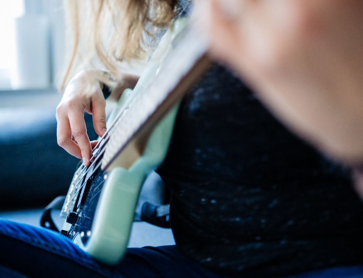 Hannah belegt als zweites Nebenfach "Gitarre im Einzelunterricht".