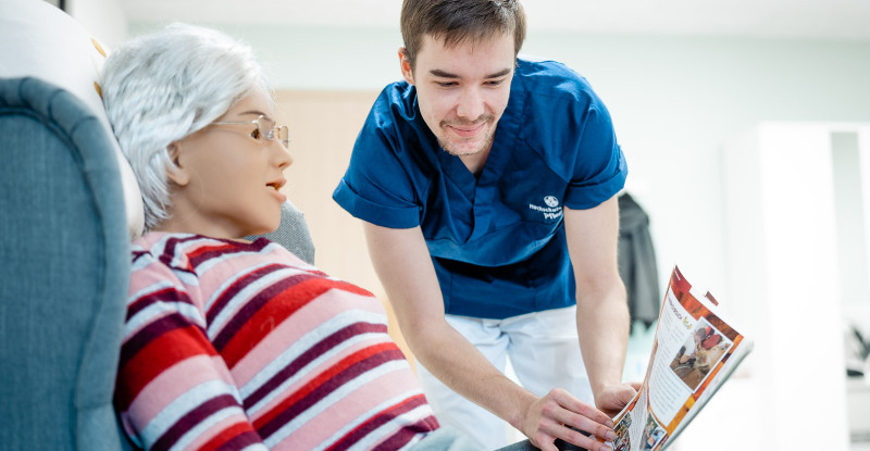 Michael Jänicke im Skills- und Simulationslabor.