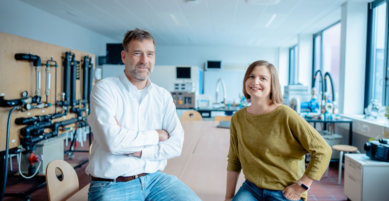 Der Verbrauch an fossilen Brennstoffen ist wenig nachhaltig und es gibt inzwischen Alternativen. Die Alternative, an der Prof. Dr.-Ing. Stefan Rusche an der Hochschule RheinMain am Campus Rüsselsheim forscht, steht schon länger in den Startlöchern: der Elektromotor.