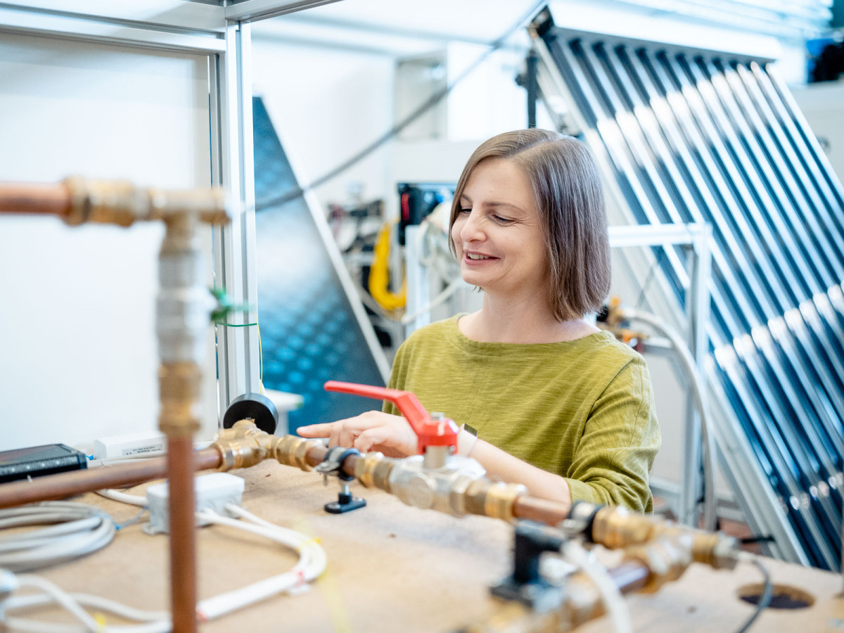 Die Wärmepumpe hat auf ihrem Weg aus dem Dunst technikverliebter Häuslebauer eine deutliche Aufwertung ihres Images erfahren. Sie sorgt heute schon bei vielen Elektroautos für ein energieeffizienteres Heizen und Kühlen im Innenraum.