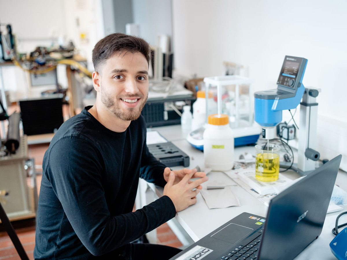 Alper studiert seit 2019 Maschinenbau und ist ziemlich begeistert von seinem Studium. „Für mich sind es vor allem die praktischen Versuche und die innovative Forschung. Die hat man in anderen Studiengängen nicht!“