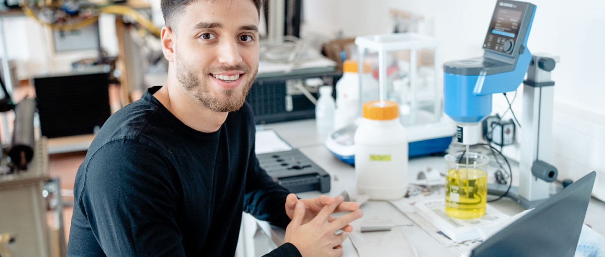 Alper studiert seit 2019 Maschinenbau und ist ziemlich begeistert von seinem Studium. „Für mich sind es vor allem die praktischen Versuche und die innovative Forschung. Die hat man in anderen Studiengängen nicht!“
