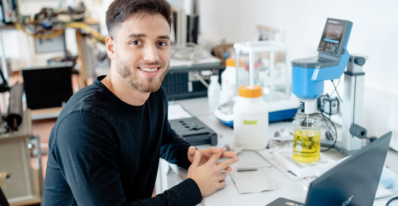 Alper studiert seit 2019 Maschinenbau und ist ziemlich begeistert von seinem Studium. „Für mich sind es vor allem die praktischen Versuche und die innovative Forschung. Die hat man in anderen Studiengängen nicht!“