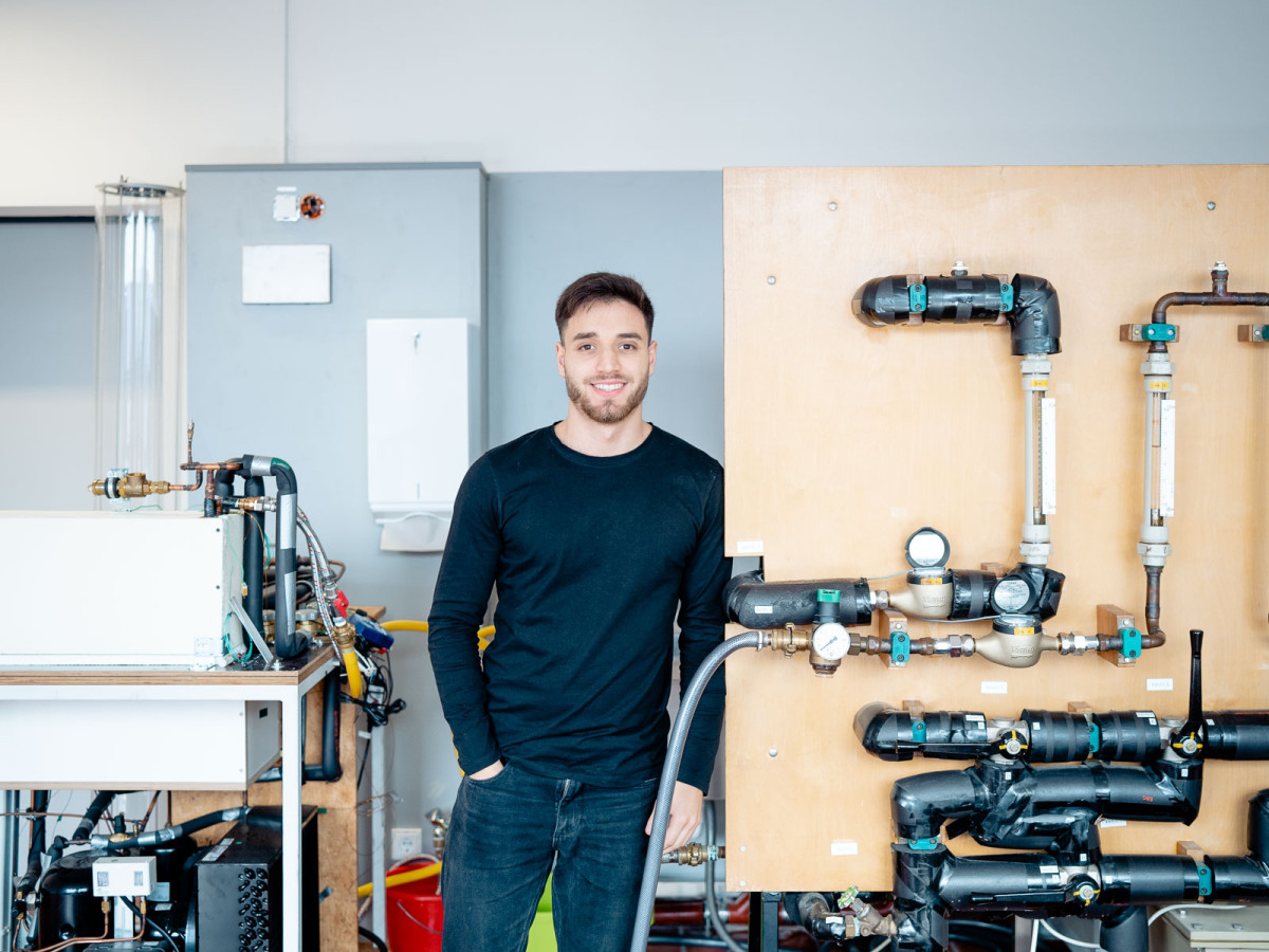 Alper führt hier im Labor gerade temperaturabhängige Viskositätsmessungen an den Phasenwechselmaterialien durch, die dann in Wärmepumpen verwendet werden sollen.