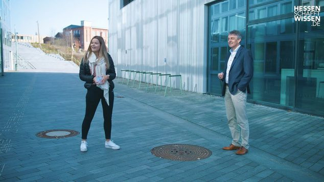 Science Reporterin Laura spricht an der Universität Kassel mit Prof. Dr. Andreas Meister über Angewandte Mathematik.