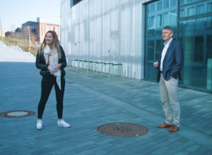 Science Reporterin Laura spricht an der Universität Kassel mit Prof. Dr. Andreas Meister über Angewandte Mathematik.