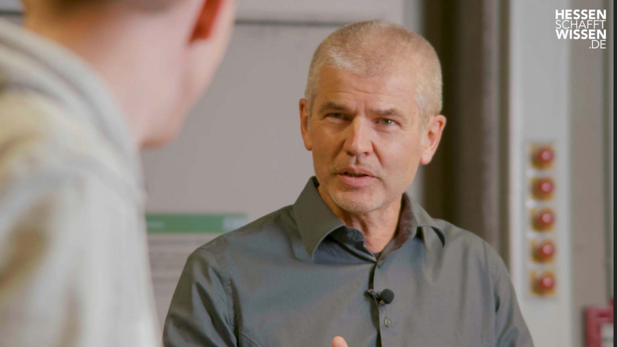 Science Reporter Maurice spricht an der Technischen Universität Darmstadt mit Prof. Dr. Oliver Gutfleisch über Funktionale Materialien.