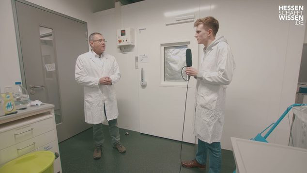 Science Reporter Maurice spricht im Labor der der Justus-Liebig-Universität Gießen mit Prof. Dr. Holger Zorn über Lebensmittelchemie.