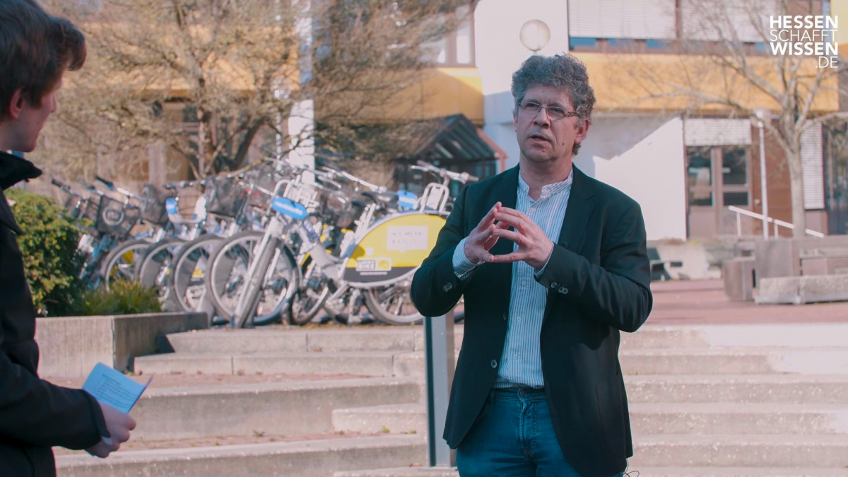 Science Reporter Maurice spricht an der Hochschule RheinMain mit Prof. Dr.-Ing. Volker Blees über Mobilitätsmanagement.