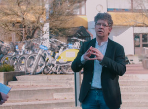 Science Reporter Maurice spricht an der Hochschule RheinMain mit Prof. Dr.-Ing. Volker Blees über Mobilitätsmanagement.