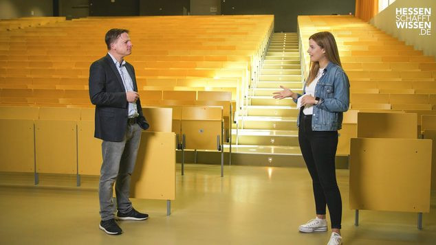 Prof. Dr. Christian Klein spricht mit Science Reporterin Laura über nachhaltige Finanzwirtschaft.