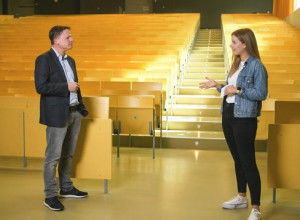 Prof. Dr. Christian Klein spricht mit Science Reporterin Laura über nachhaltige Finanzwirtschaft.