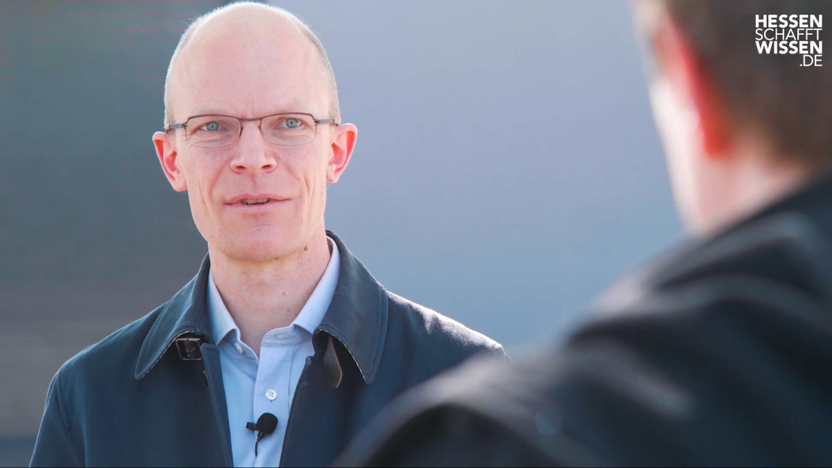 Prof. Dr. Axel Wolfermann von der Hochschule Darmstadt erklärt Science Reporter Maurice seine Arbeit