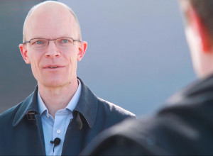 Prof. Dr. Axel Wolfermann von der Hochschule Darmstadt erklärt Science Reporter Maurice seine Arbeit