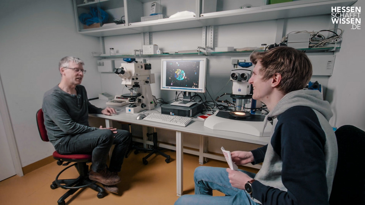 Prof. Dr. Frank E. Brenker mit Science Reporter Maurice an der Goethe-Universität Frankfurt.