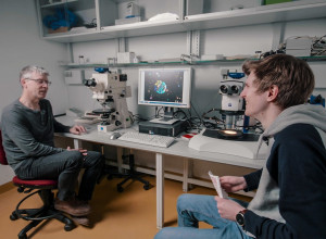 Prof. Dr. Frank E. Brenker mit Science Reporter Maurice an der Goethe-Universität Frankfurt.